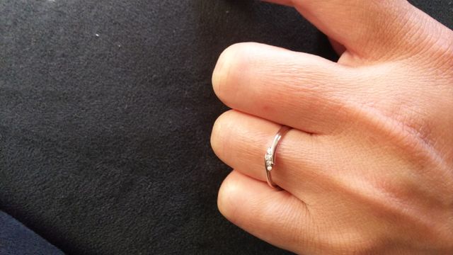 ピンクゴールドに真ん中ダイヤの可愛いらしいデザイン