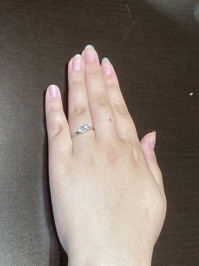 購入した指輪のサンプルをつけているお写真です。