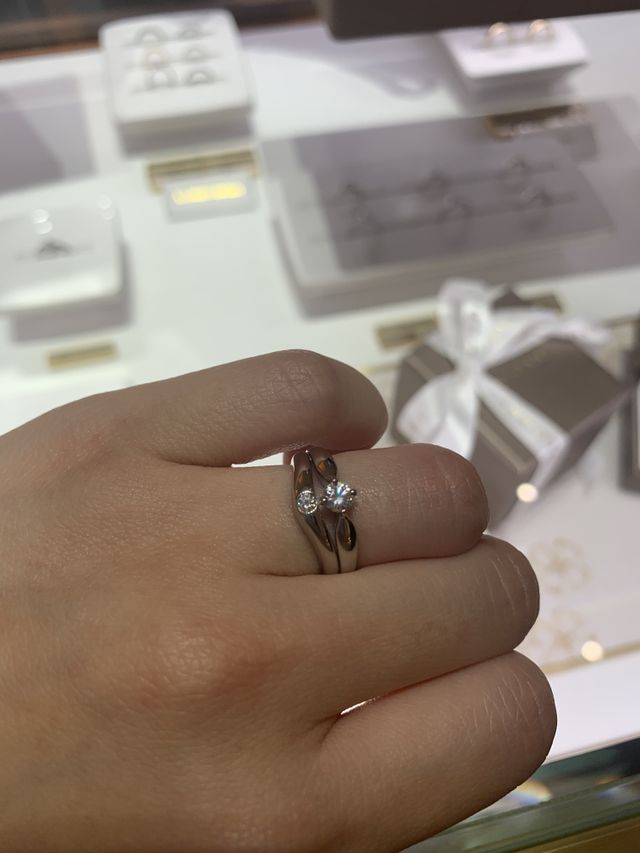 結婚指輪と重ね付けしていますが、上に着用している指輪です