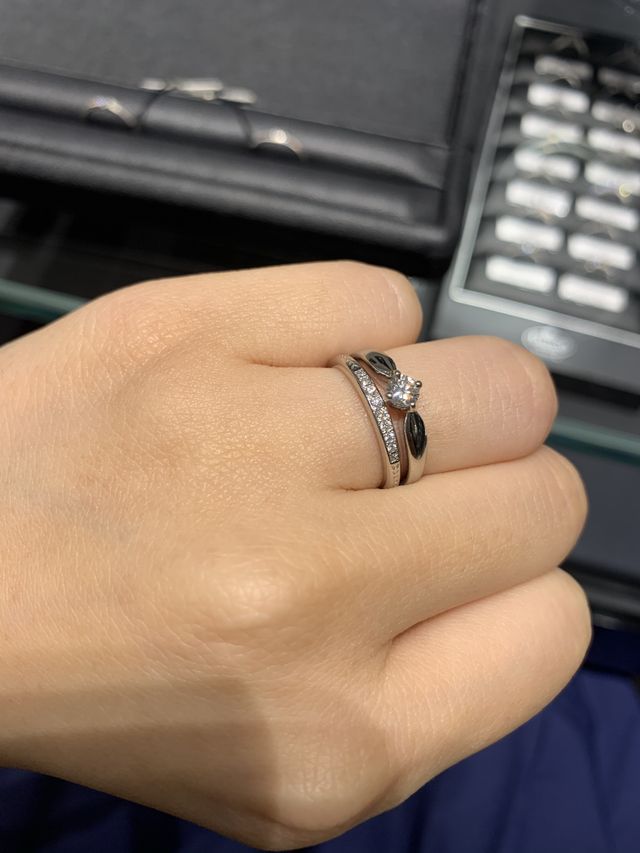 婚約指輪を重ね付けしていますが、下の指輪です。