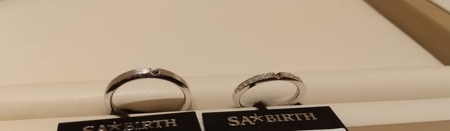 真ん中に切り込みのある指輪です。