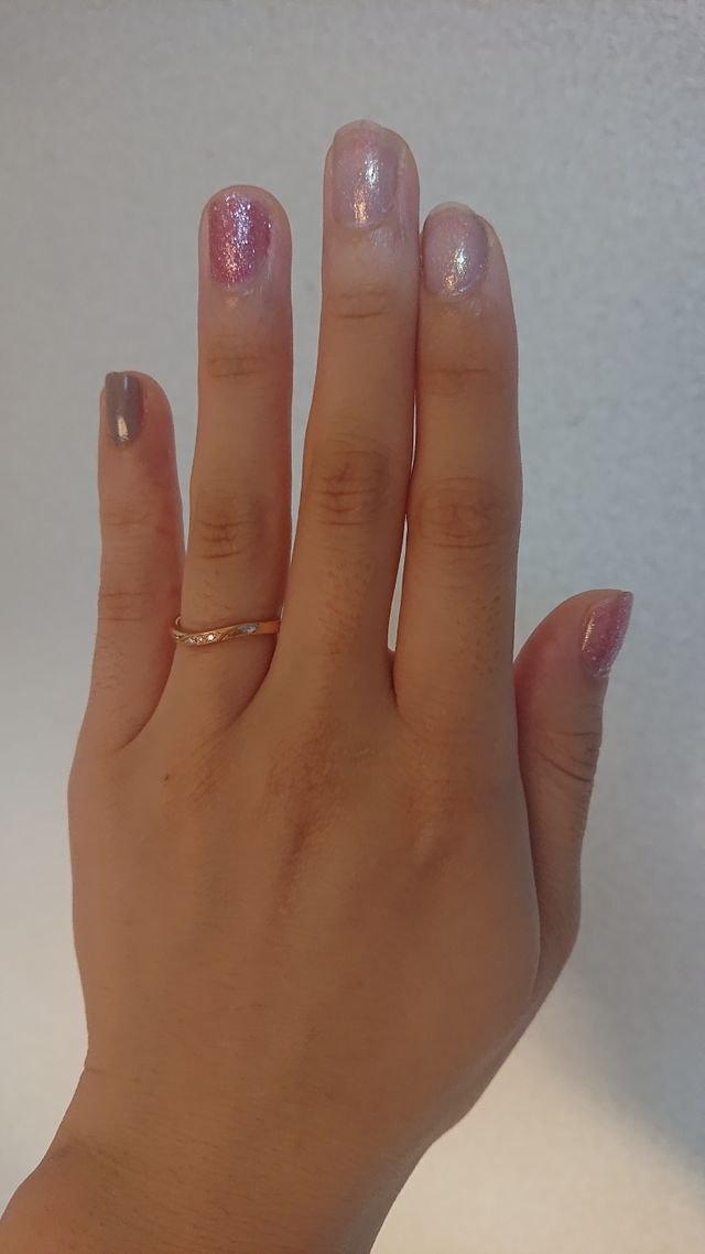 結婚指輪のみです。
ピンクゴールドで少し波打ったデザインです