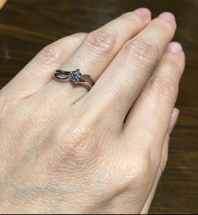 4点留めの天然ダイヤモンドです。