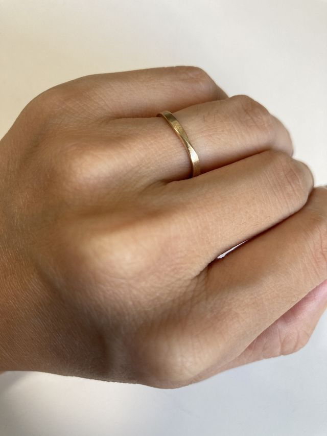 シンプルなゴールドです