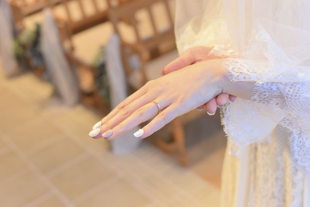 存在感がある指輪があまり似合わず、華奢な指輪を選びました。