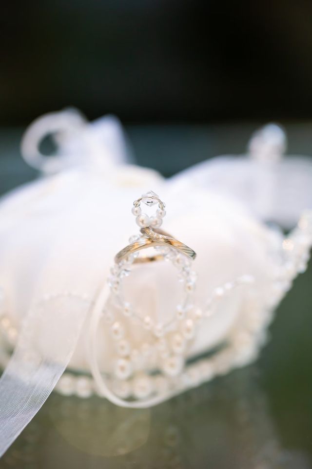 結婚式にて、カメラマンの方がリングピローと撮影。