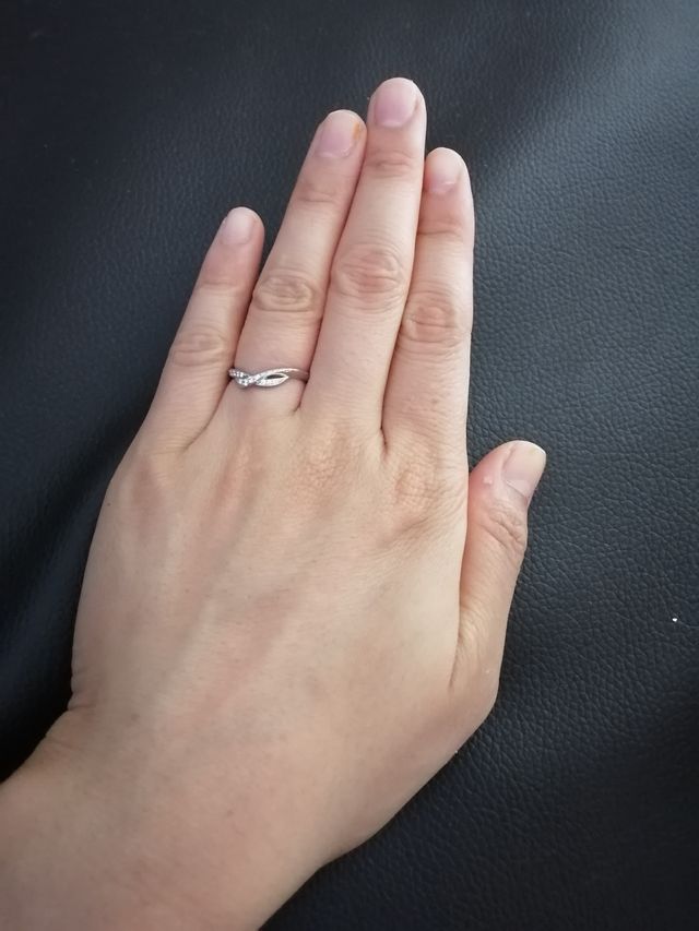 小さなダイヤが沢山ついていて輝きがすごい。リングは細いタイプ