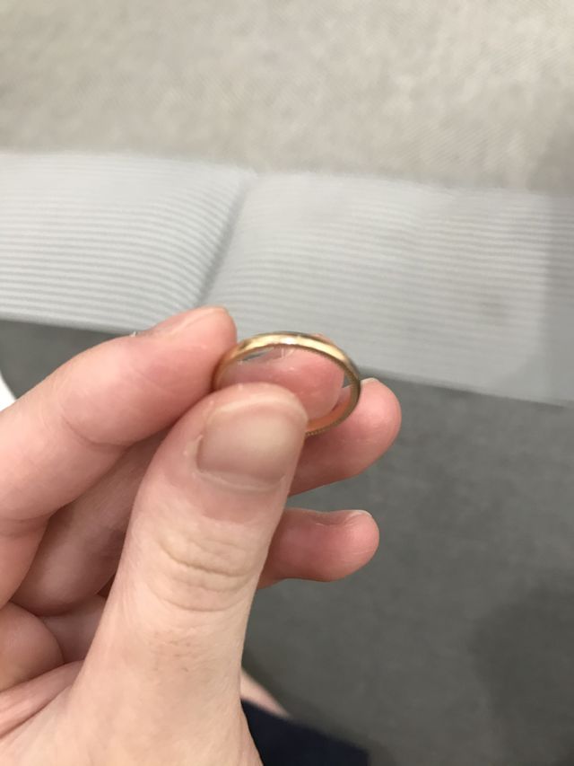ピンクゴールドだから色も変わらず色白な私の肌に合う指輪です