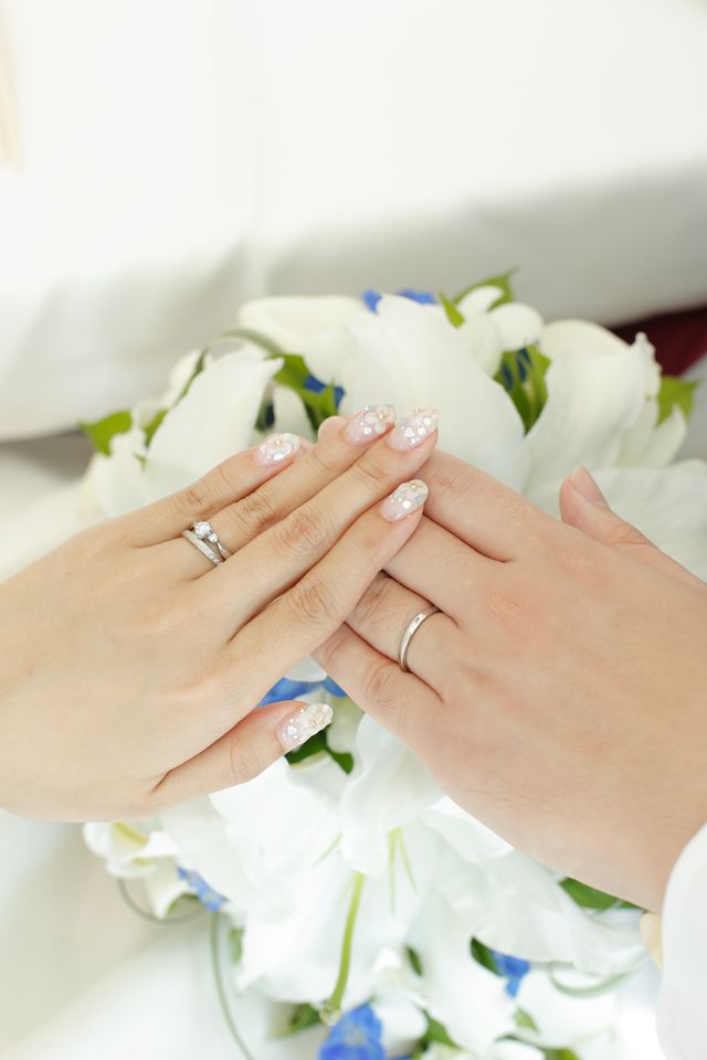 大き目のダイヤが付いているのは婚約指輪です。