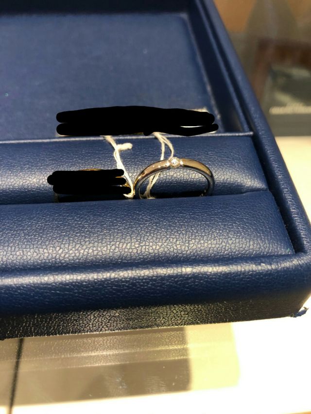 ダイヤの横からも光を取り入れるのできらめきが強い(写真右)。