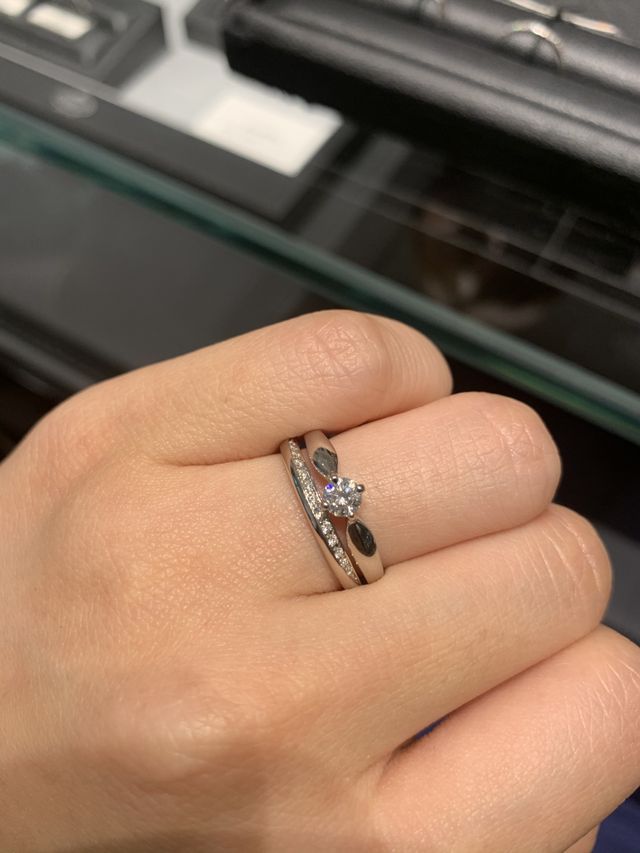 婚約指輪と重ね付けしていますが下の指輪です