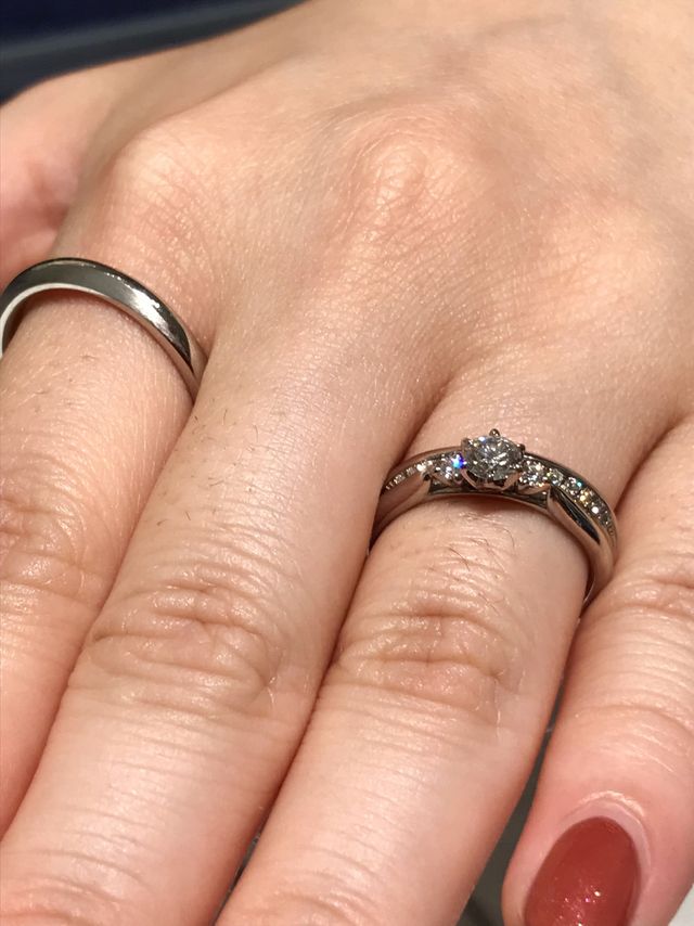 婚約指輪のブーケロココと、結婚指輪の重ね付け。