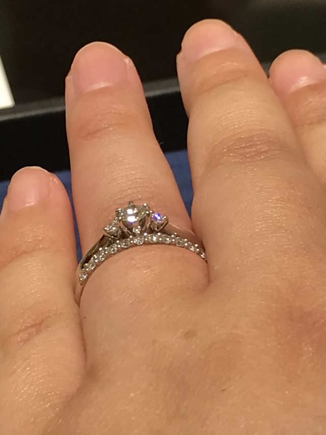 クロッカスという指輪を、他の指輪と重ね付けしてみました。