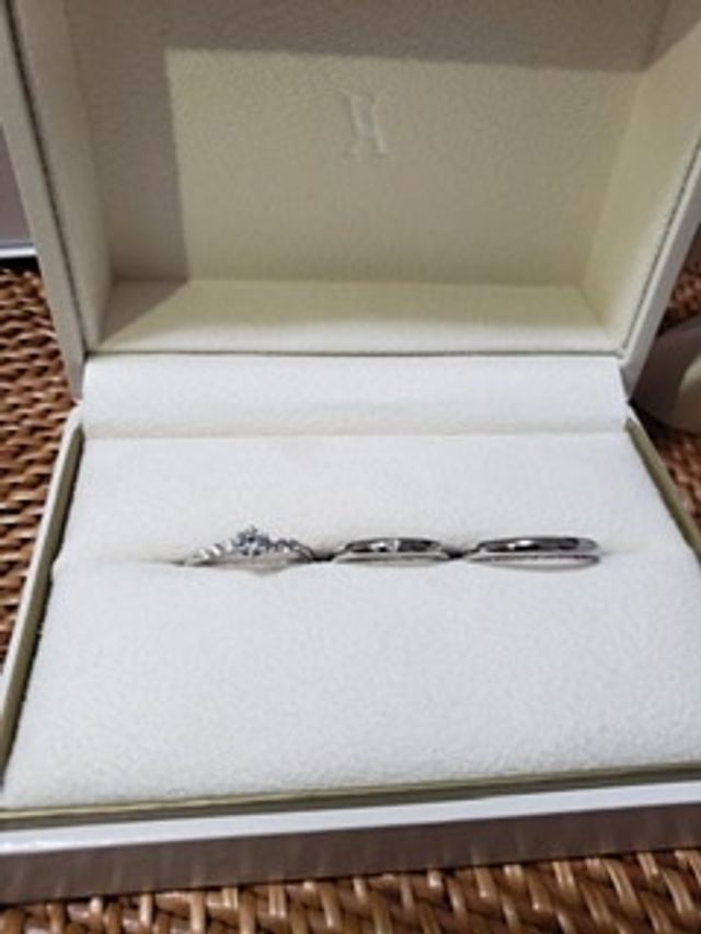 内側にイニシャルで名前、誕生石が刻まれています。