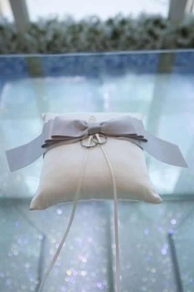 指輪がシンプルなものなので、色んなクッションに合います。