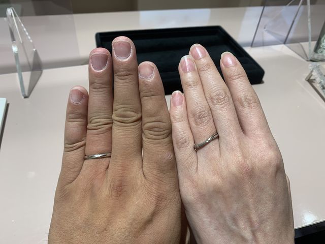 ペアではないですが、お互い気に入ったデザインです。