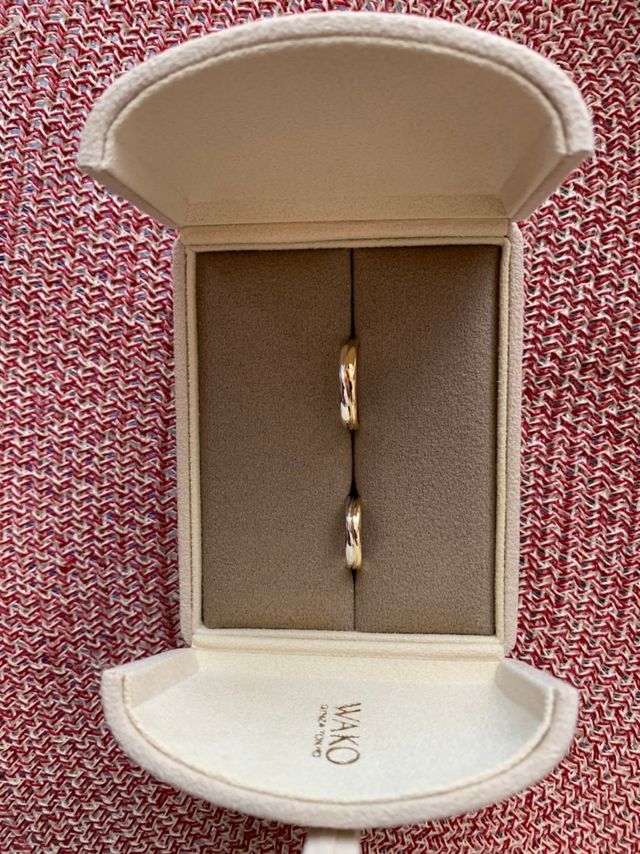 ゴールドとシルバーのツートンです。