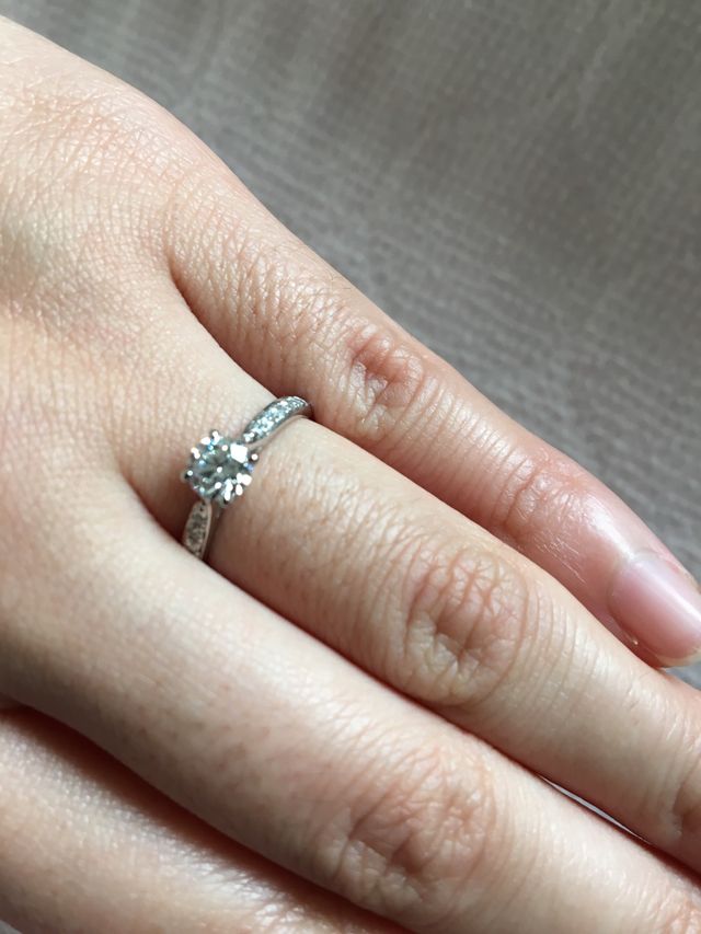 ちょっとブレてますが、婚約指輪です。