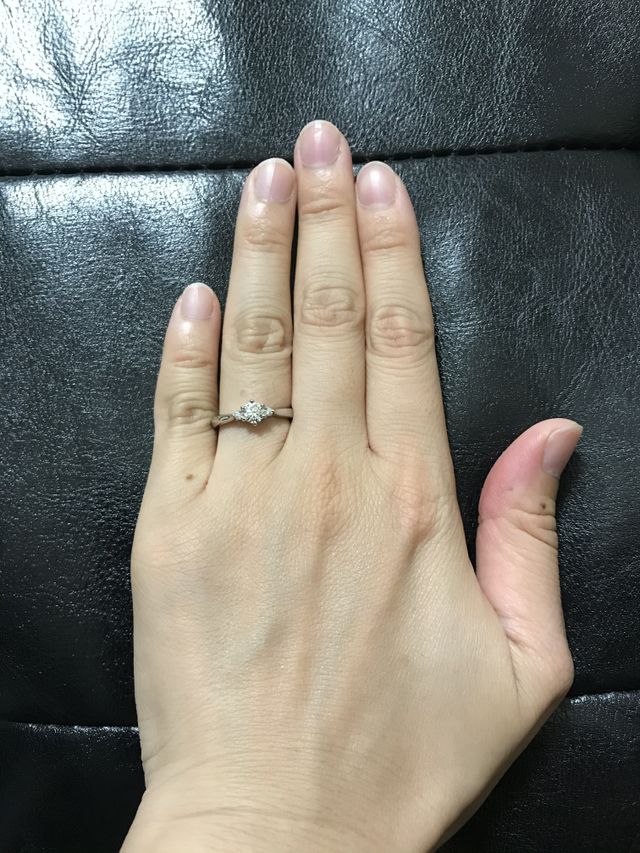 左手薬指装着時の写真です。