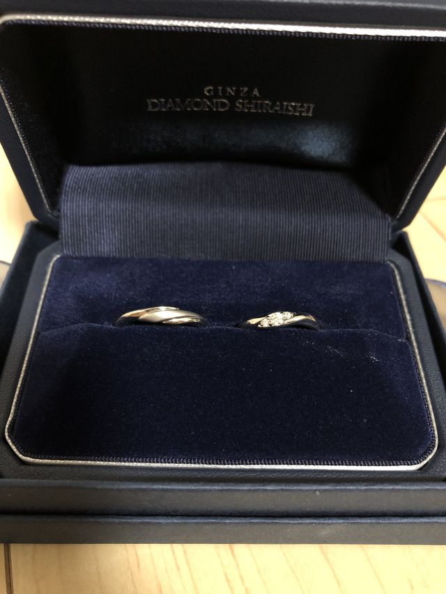 丸みのあるデザインでダイヤの輝きが実物はすごくあります