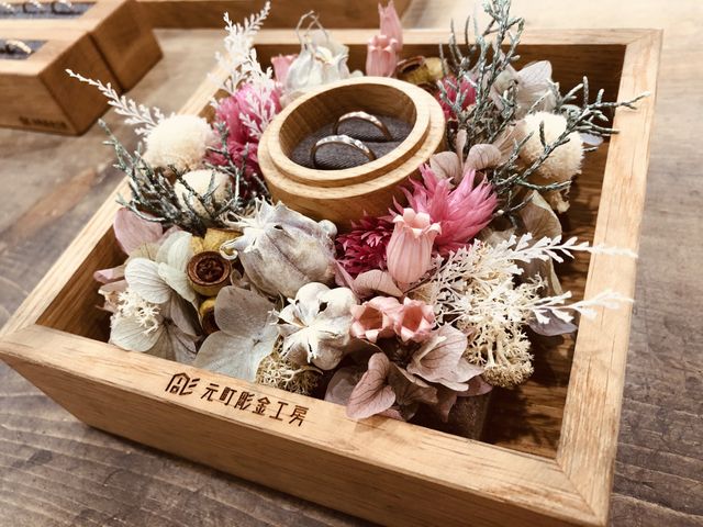 2人で作った結婚指輪です。キラキラしています。