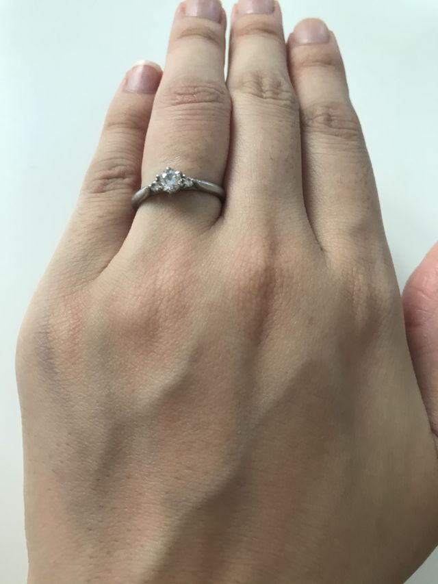 真ん中の大きめなダイヤの両脇に小さいダイヤがあります。