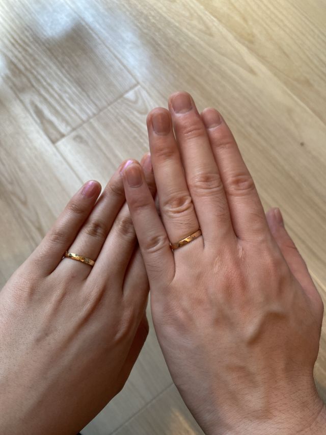 左がイエローゴールド。(妻)
右がピンクゴールド。(夫)