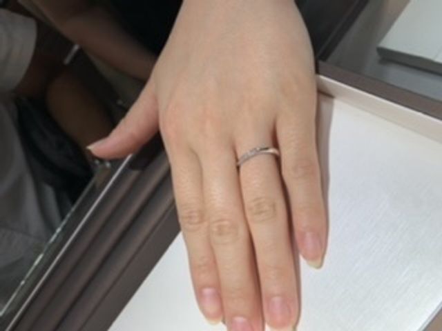 少し斜めにデザインがあるため指が綺麗に見えます