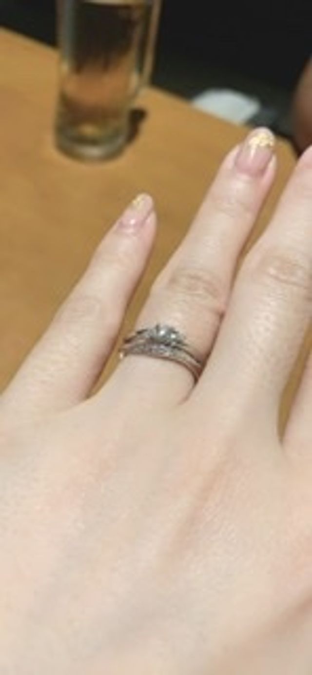 重ね付けしたイメージ。婚約指輪はヴァンドーム青山。