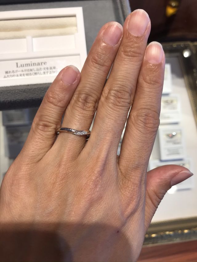 大きくウェーブしていて石がついています