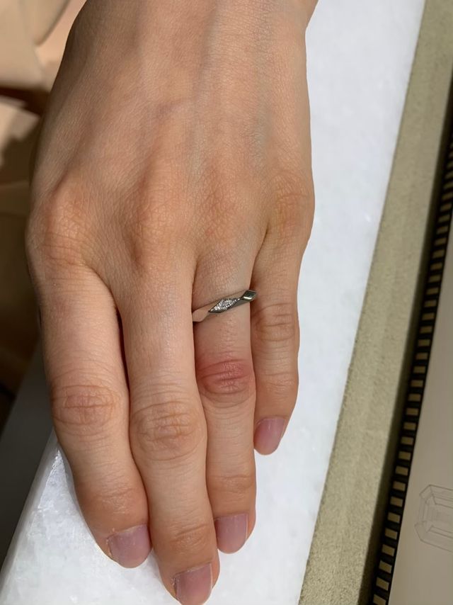 ファセットダイヤ入り。