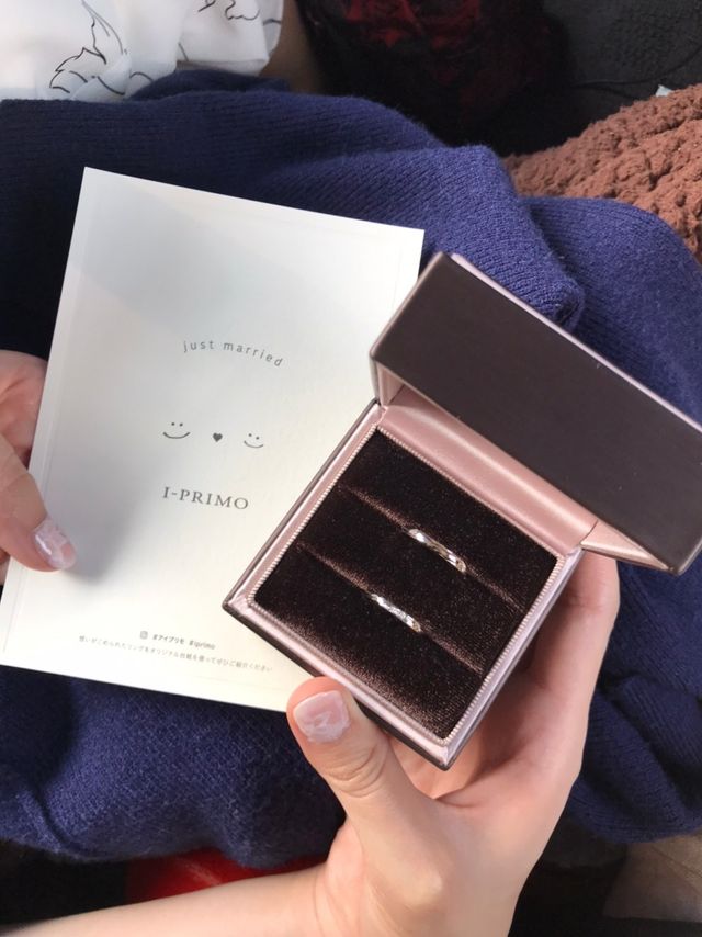 挙式予定がないため、婚姻届提出後、車の中で指輪交換しました。