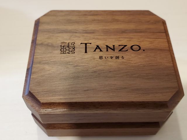 胡桃の木で作られた温もりがあって丈夫な高級感あるボックス