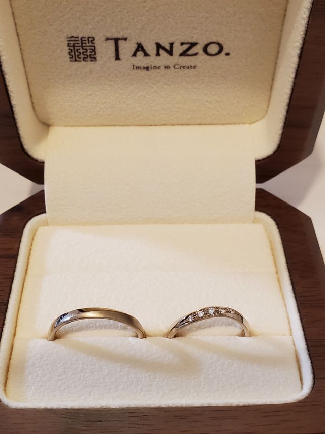 セミオーダーで作ったシャンパンゴールドの結婚指輪です。