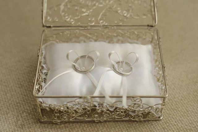 結婚式当日のリングピローに乗った状態です。