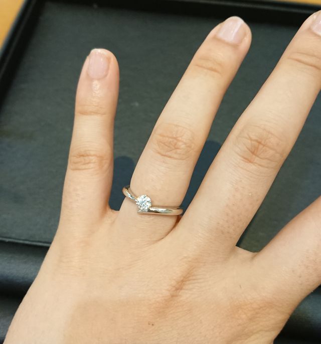 アターシュ エンゲージリング Vライン