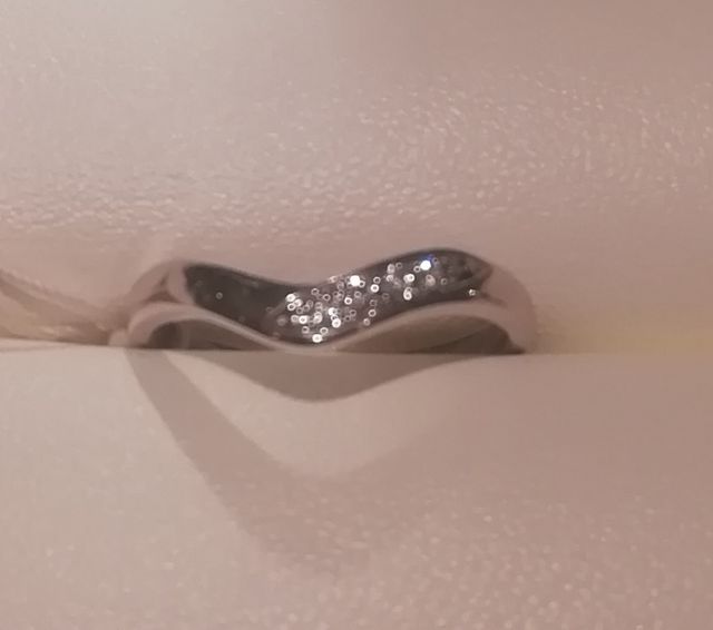 メレダイヤの入ったVラインの指輪