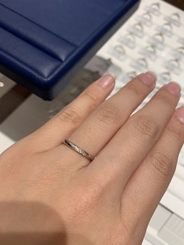 ストレートタイプで、斜めにダイヤが入っています。