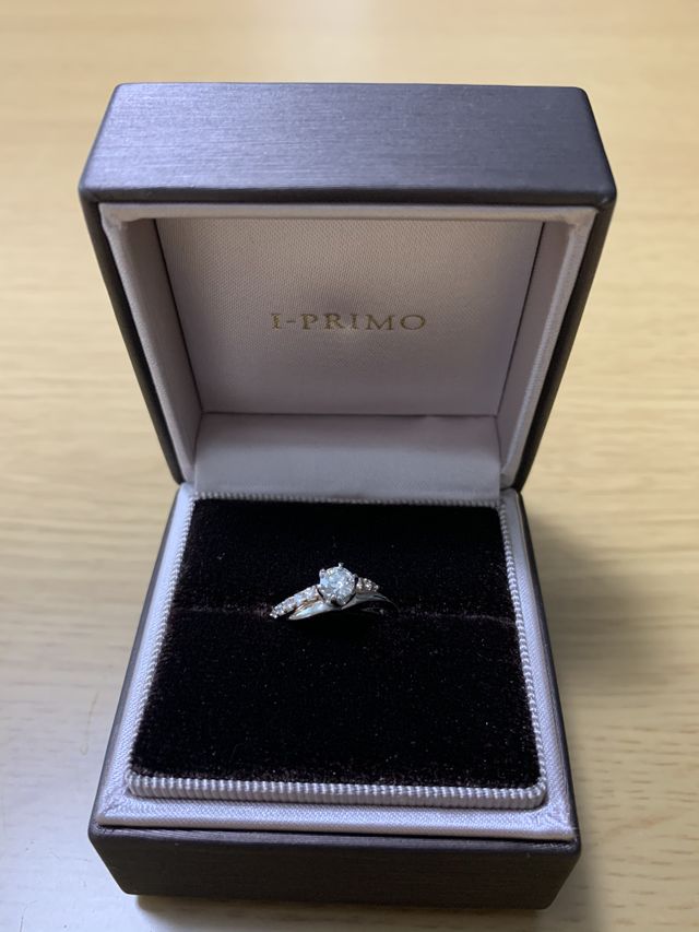 ピンクゴールドとプラチナのリングです。可愛くて満足です！