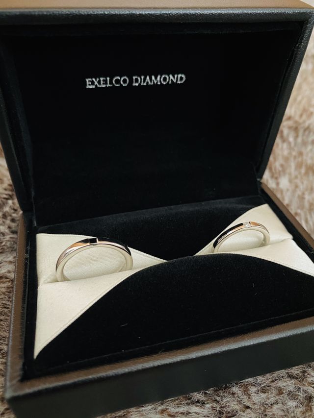 ダイヤモンドとブラックダイヤモンドが1石ずつ付いています。