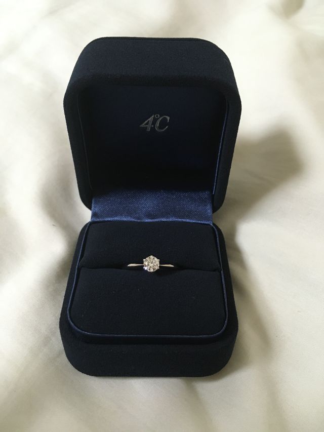 裏には誕生日石(9月のサファイア)をうめこんでいます。