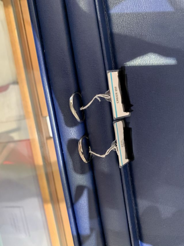 クレール（新郎用、つや消し加工）とスターリー（新婦用）です。