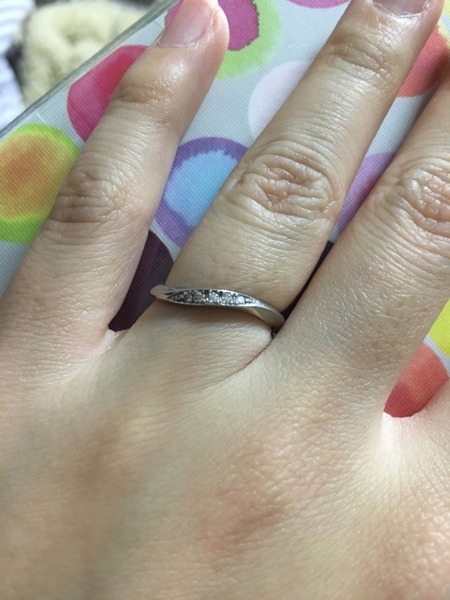 指が細く見える指輪を選びました。