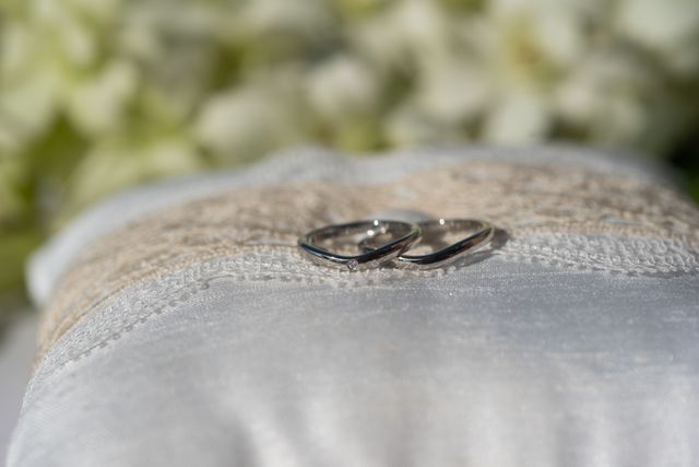 挙式前のリングピローでの二人の指輪
