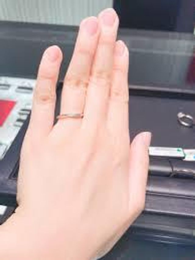 結婚指輪を何個か試着させてもらったうちの一枚です。