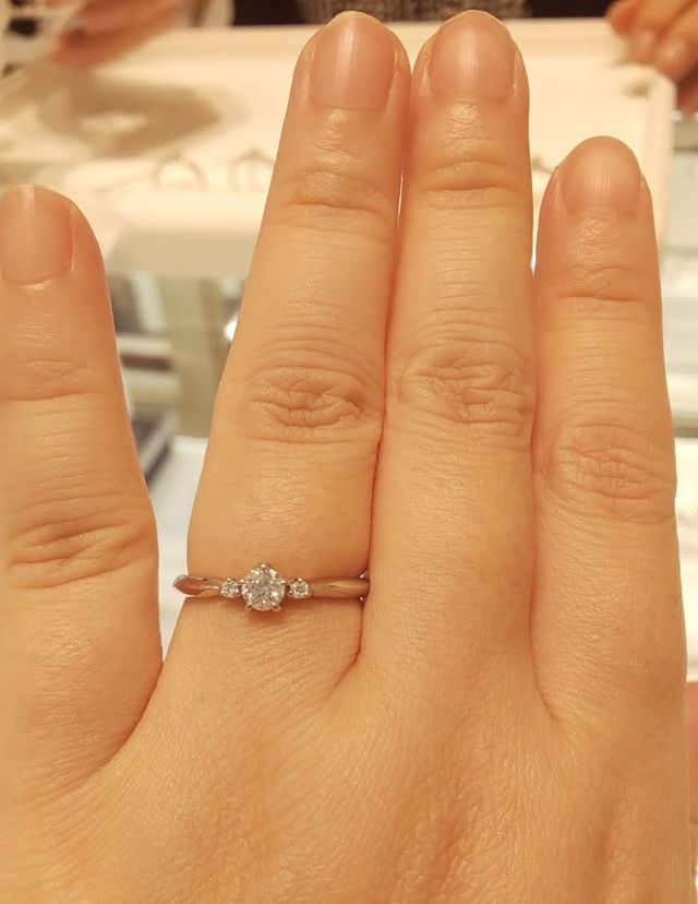 センターダイヤは、中に星の形が見えるカットです。