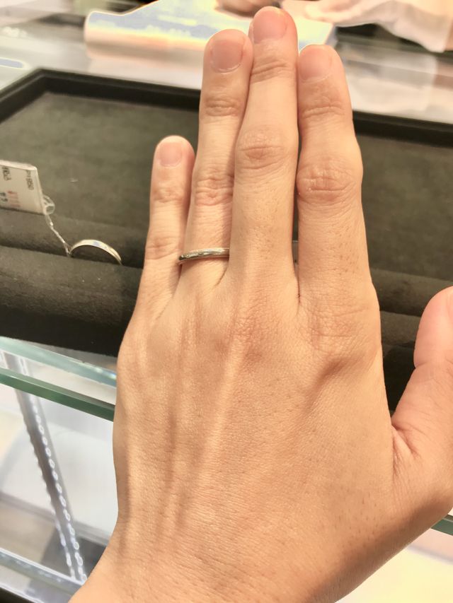 実際には中央にメレダイヤがつきます