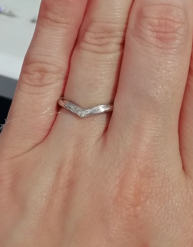 レディースデザイン　メレダイヤ　Vライン