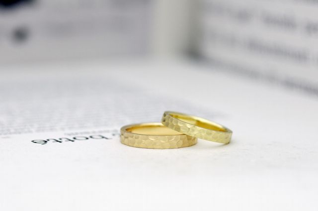 素材は金、誰とも被らないようなゴツゴツしたデザインにしました