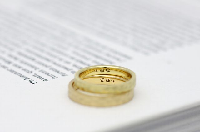 中にはお互いのイニシャルが最初にくるように刻印しました